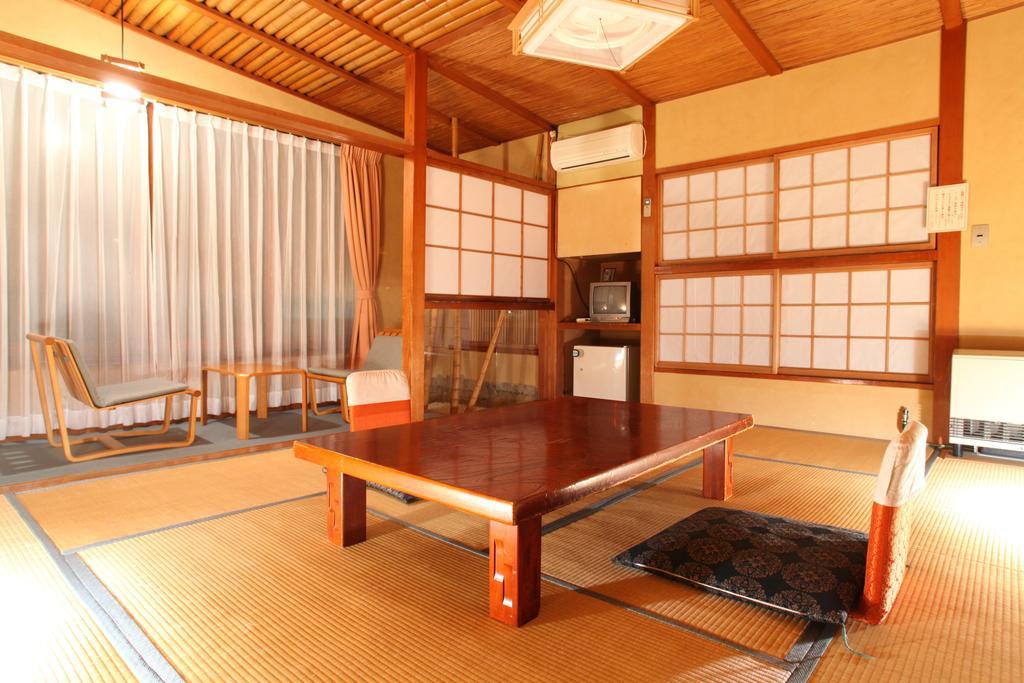 Hatsunoyu Yamanouchi  Rom bilde