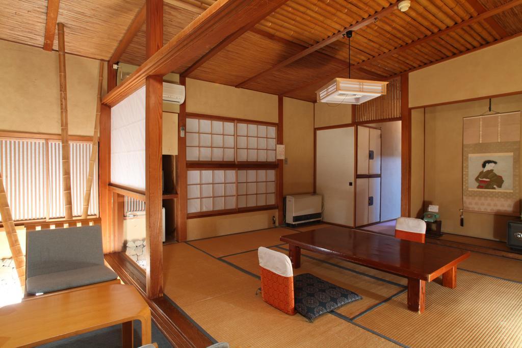 Hatsunoyu Yamanouchi  Rom bilde