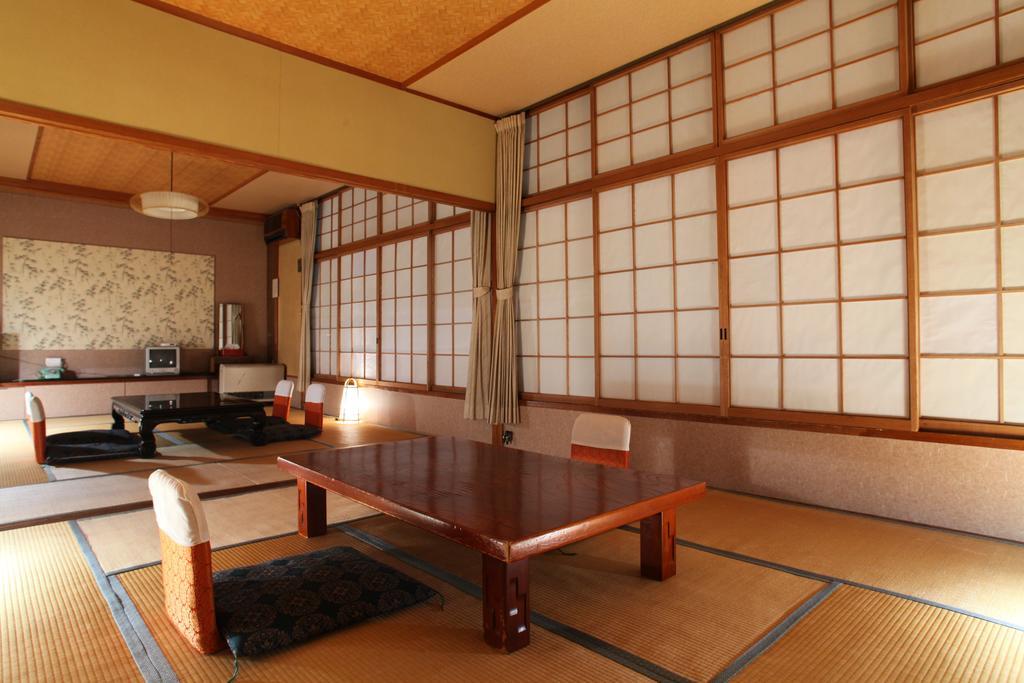 Hatsunoyu Yamanouchi  Rom bilde